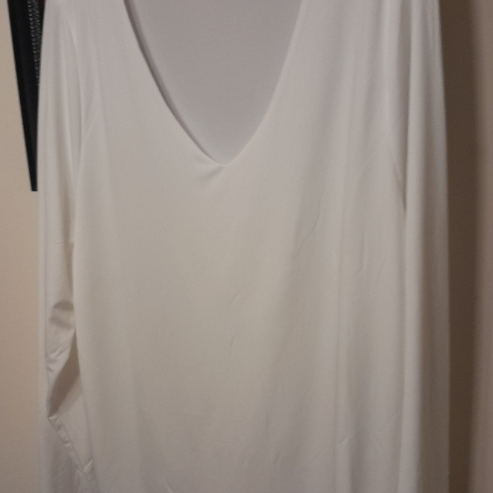 WOMANS 3X PLUS SIZE WHITE LONG SLEEVE BLOUSE.V NECKLINE IS REALLY SOFT. NEW!